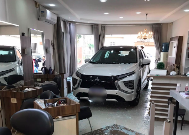 Mulher vai ao salão fazer a unha e acaba atropelada dentro do estabelecimento