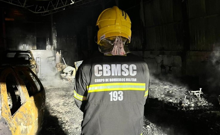 Oficina de chapeação é consumida por incêndio no Oeste