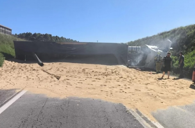 Acidente entre carreta e picape argentina bloqueia a BR-285 no norte do RS