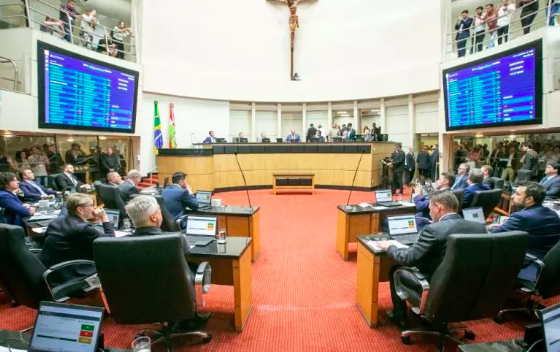 Pacote anti-drogas é avaliado na Alesc e cigarro em público pode ser proibido; entenda