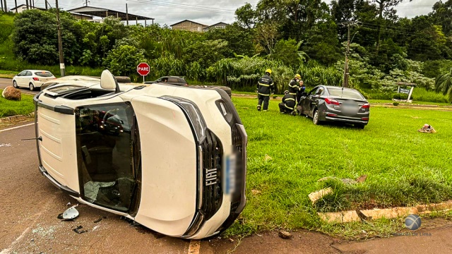 Colisão transversal no trevo de acesso à Descanso mobiliza PM e Bombeiros