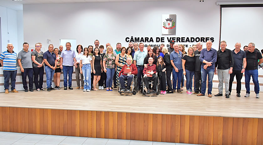 Servidores que atuaram como operadores de máquinas na Prefeitura são homenageados pela Câmara