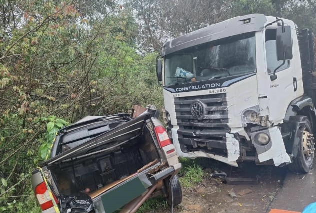 Homem e menina de 11 anos morrem em colisão entre carro e caminhão na SC-355