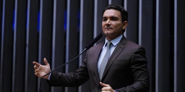 Após reunião com Lula, Padilha confirma troca de Daniela Carneiro por Celso Sabino no Turismo