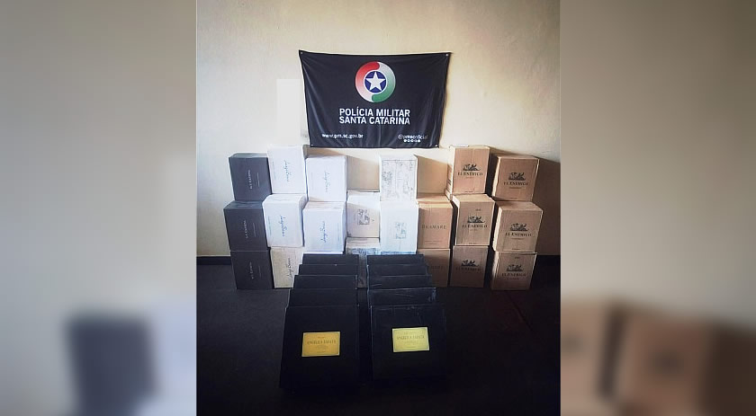 Polícia Militar apreende 262 garrafas de vinho contrabandeado