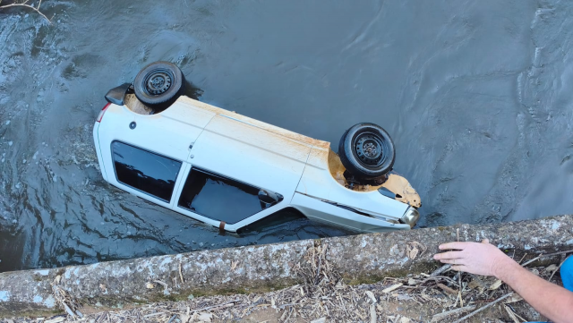 Carro fica submerso após cair em rio na divisa de Santa Terezinha do Progresso