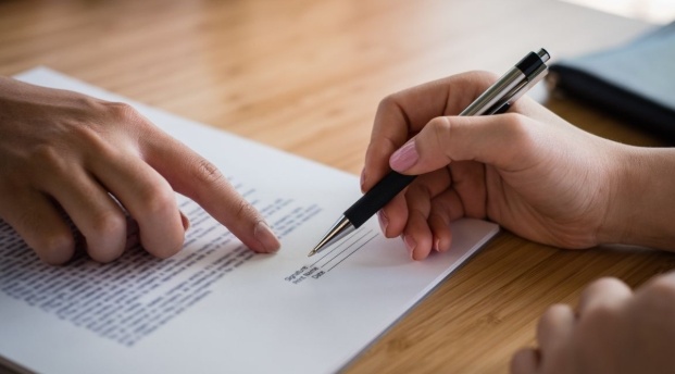 Seis em cada 10 brasileiros já emprestaram o nome e 34% acabaram endividados, diz pesquisa