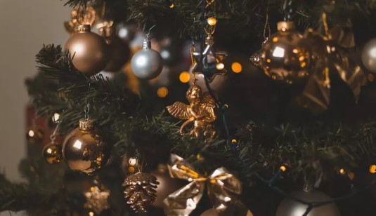 Montar a árvore de Natal antes da data certa dá azar? Descubra o que diz a astrologia