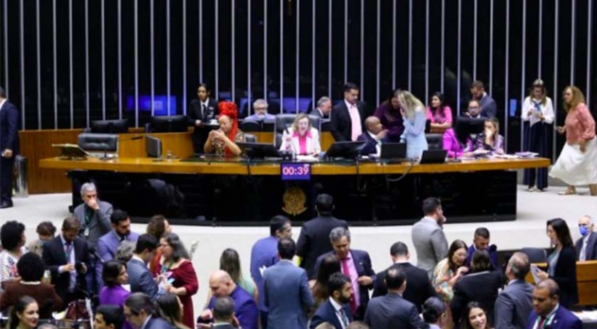 Câmara aprova proposta que cria pensão para filhos de vítimas de feminicídio