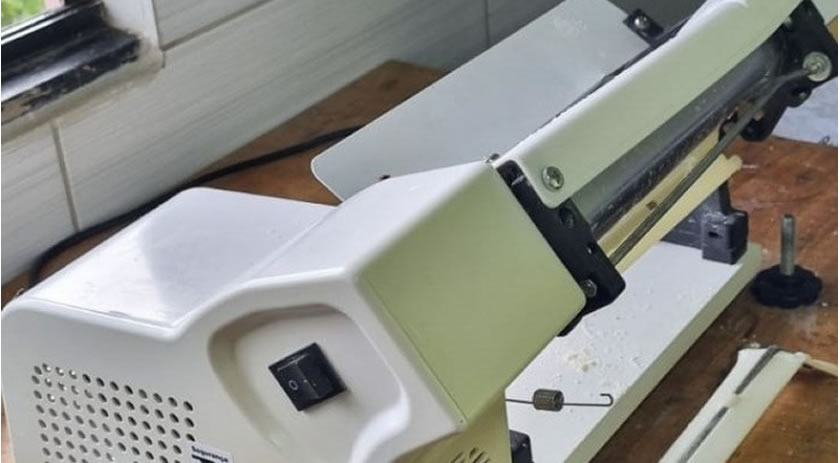 Criança é socorrida por bombeiros após ficar com dedos presos em cilindro elétrico