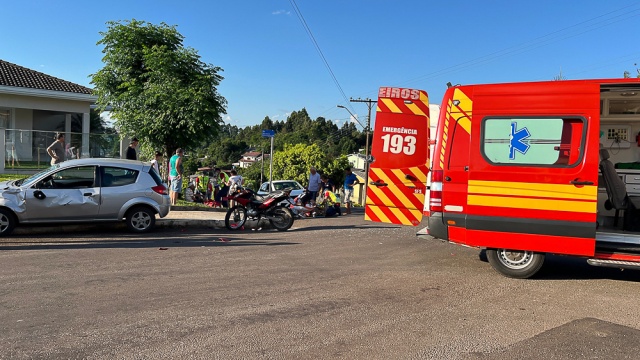 Colisão entre moto e carro deixa dois feridos