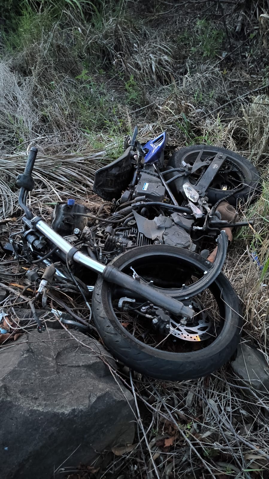 Motociclista de 25 anos morre em colisão contra caminhão