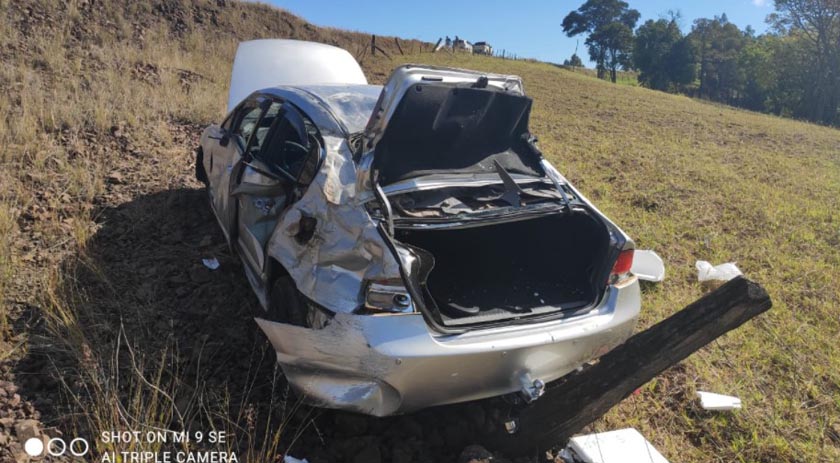 Mulher fica ferida após carro sair da pista e bater em palanque na SC 161