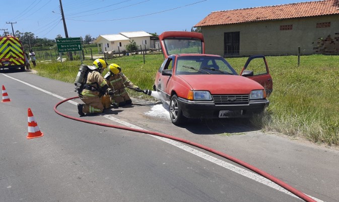 Kadett com sete pessoas pega fogo após pneu se soltar do veículo