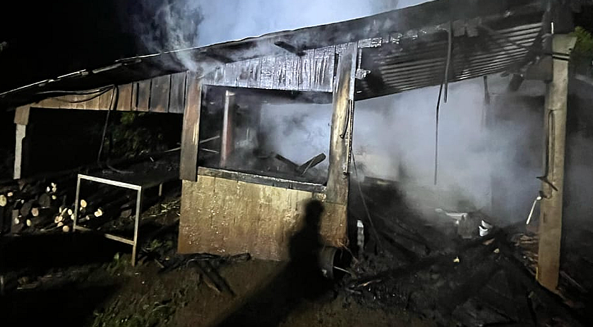 Incêndio destrói galpão usado como depósito no interior
