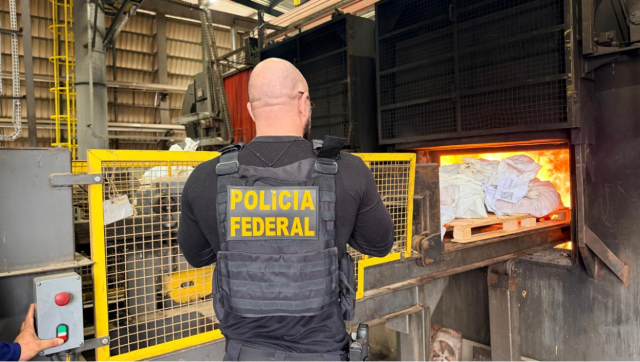 PF incinera 2,2 toneladas de drogas em Santa Catarina