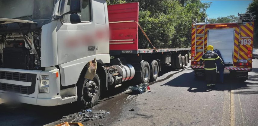 Incêndio destrói cabine de caminhão na BR 282