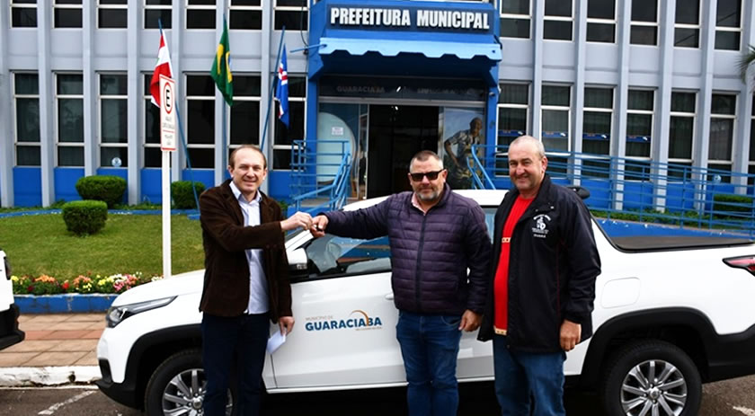 Prefeito de Guaraciaba entrega veículos novos para secretarias