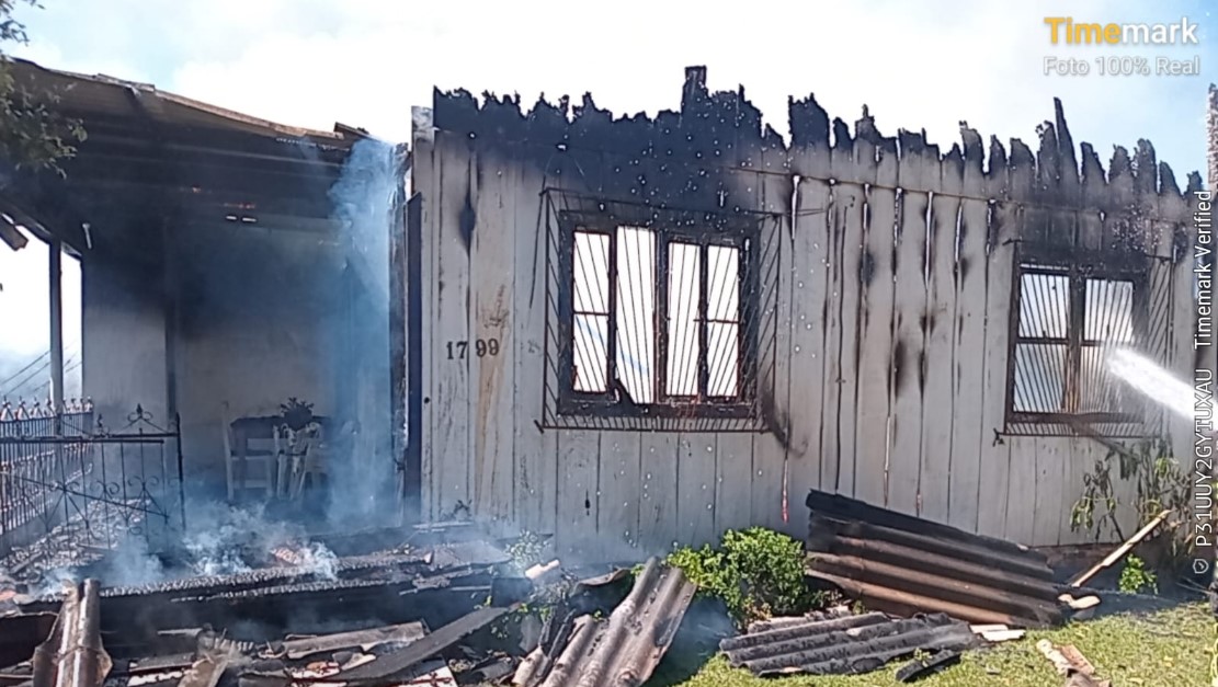 Incêndio atinge duas residências e mobiliza grande operação dos bombeiros
