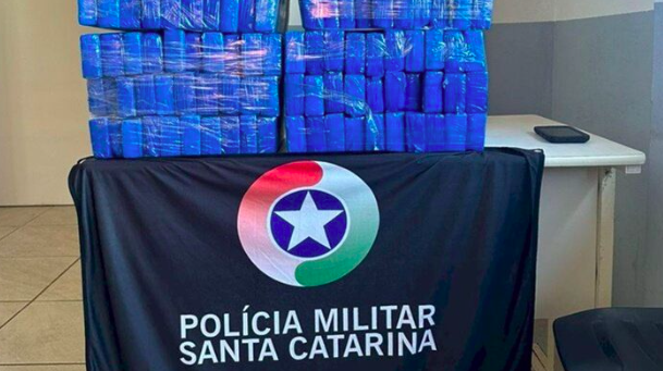 Polícia encontra 130 kg de maconha em carro guinchado no Oeste de SC