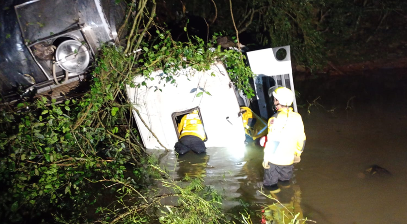 Motorista de caminhão morre após veículo cair em ribanceira e parar em rio