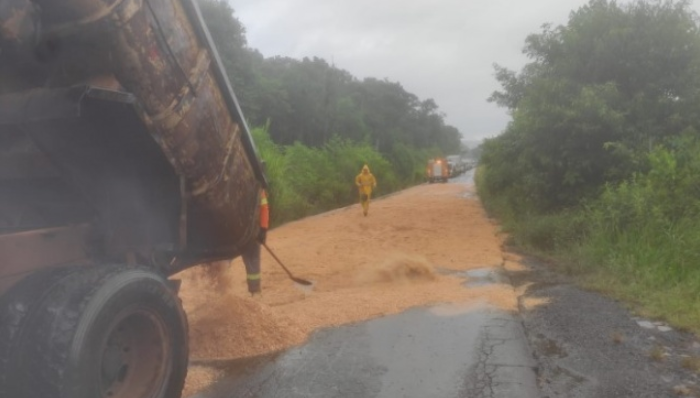Acidente entre carro e caminhão deixa rodovia interditada por duas horas no Oeste