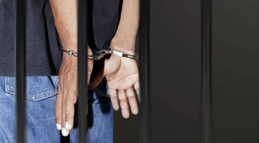 Homem vai na delegacia ver se tem mandado em aberto e é preso por dívida de R$ 30 mil em pensão