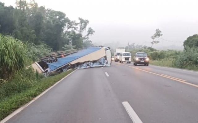 Caminhão carregado com garrafas de água tomba na BR-282