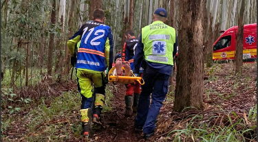 Motociclista fica ferido após colidir contra árvore em trilha no interior