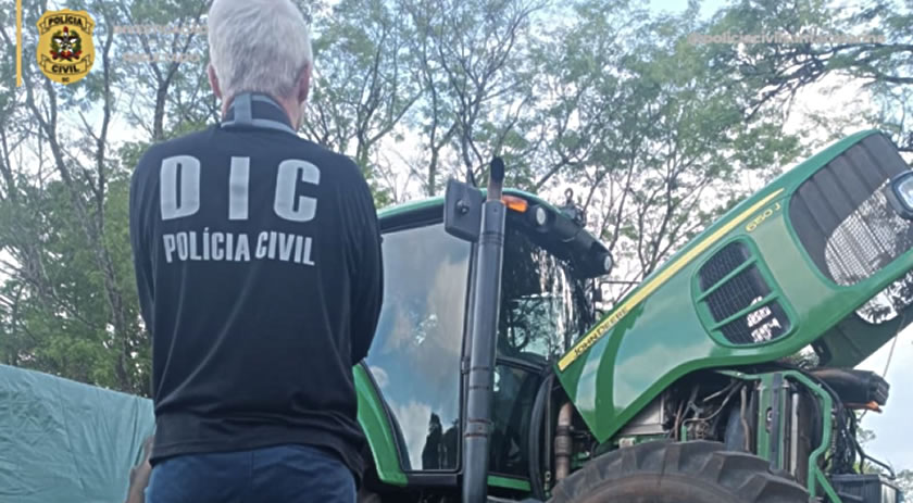 Trator roubado em Minas Gerais é localizado na fronteira catarinense após quatro anos