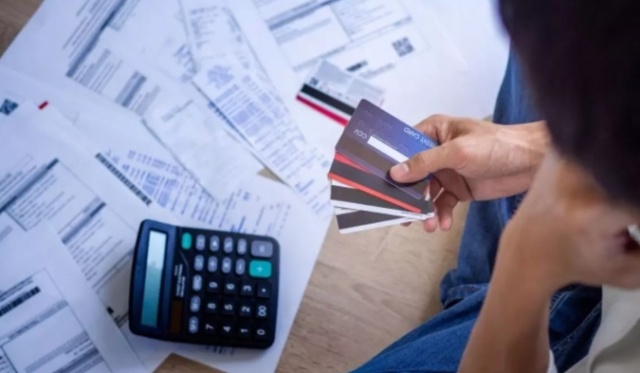 Uma em cada três famílias de SC atrasa contas e cartão de crédito é ‘vilão’, aponta pesquisa