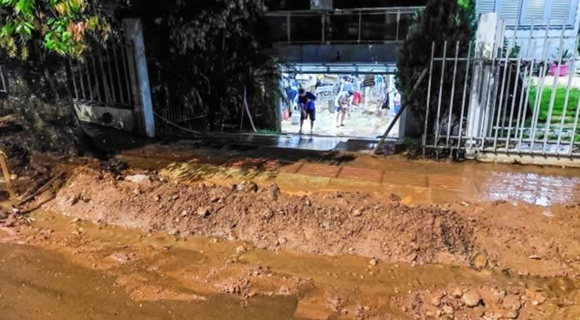 Residências ficam alagadas e moradores cobram providências da prefeitura