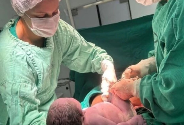 Bebê 'gigante' surpreende ao nascer com mais de 6 kg em MG