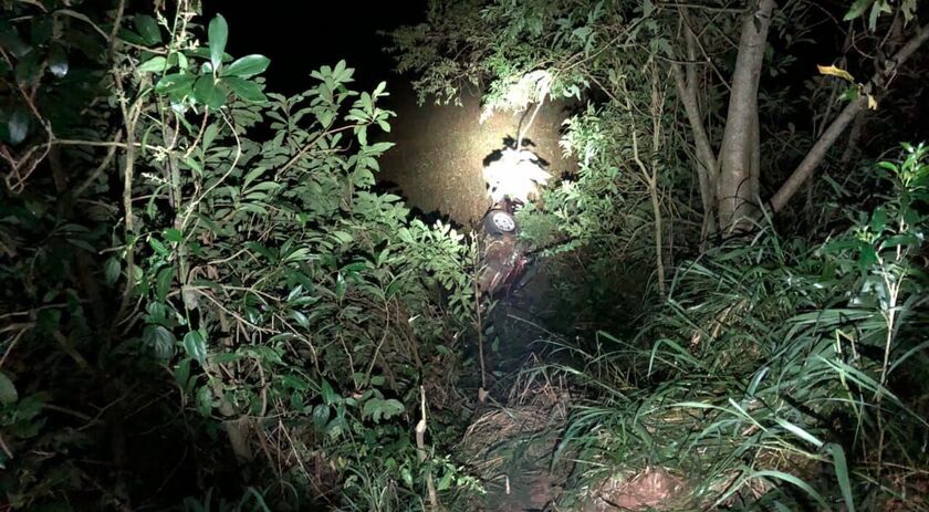 Veículo sai da pista e cai em ribanceira após colisão traseira na BR 163