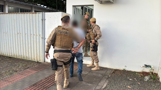 Polícia Militar fecha ponto de tráfico e prende suspeito