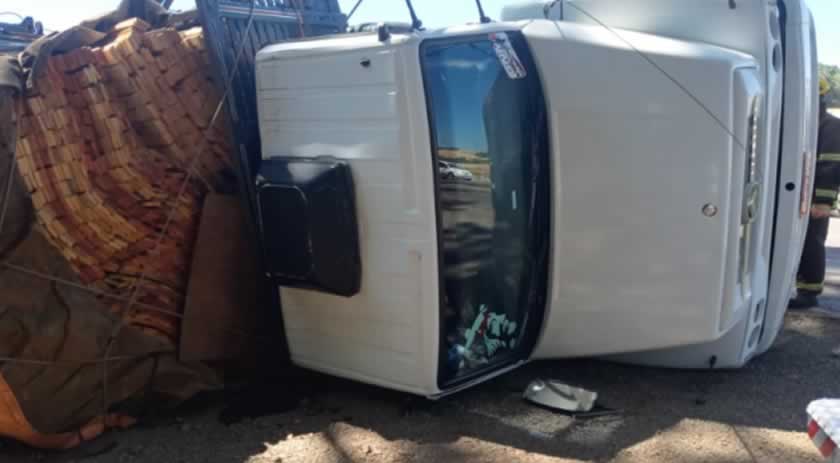 Caminhão sai da pista e tomba na BR 282