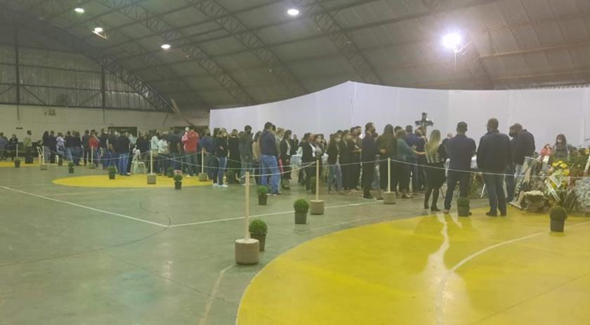 Velório coletivo: corpos das vítimas do ataque a creche em Saudades são velados em ginásio
