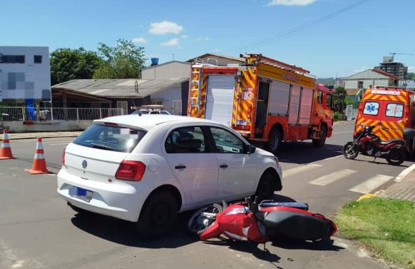 Mulher é conduzida ao hospital após acidente entre carro e moto