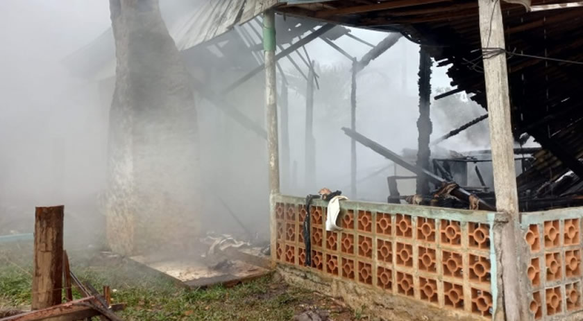 Bombeiros de Palma Sola combatem incêndio em residência em Flor da Serra do Sul