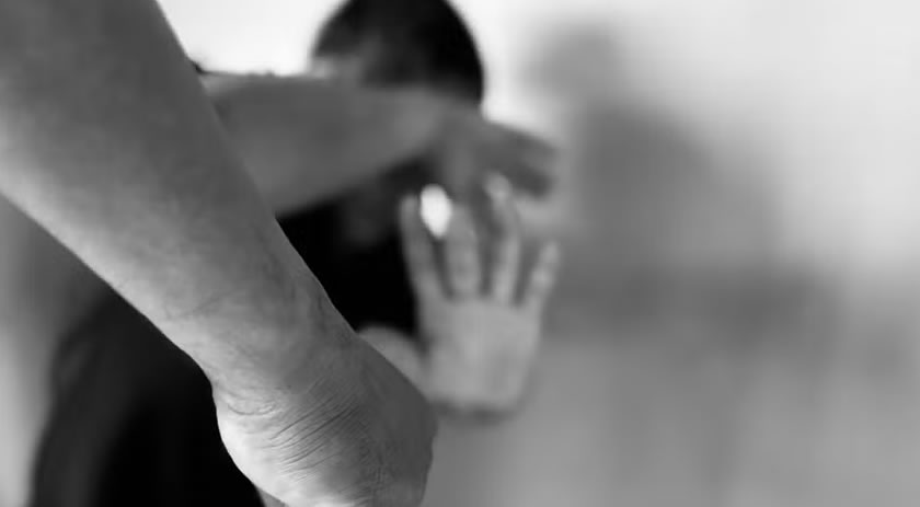 Homem embriagado ameaça esposa e filha de 11 anos