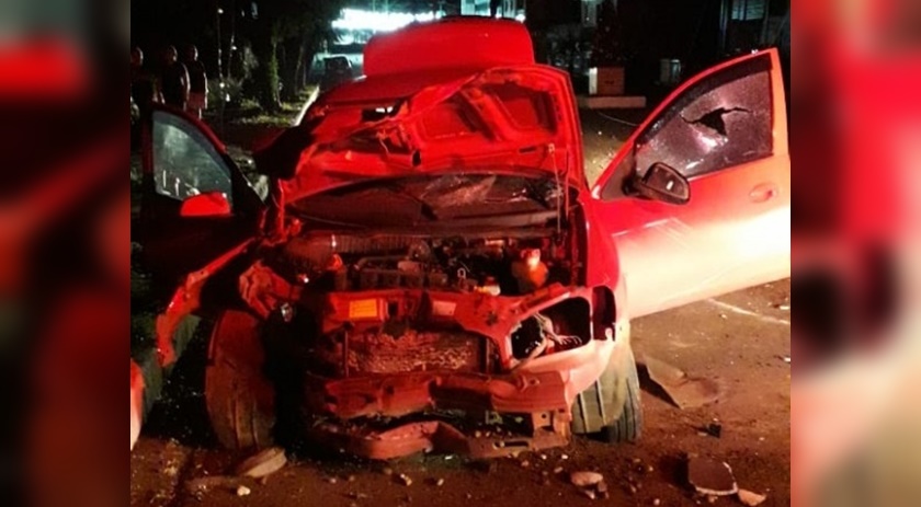 Carro bate contra poste e motorista fica gravemente ferido no centro