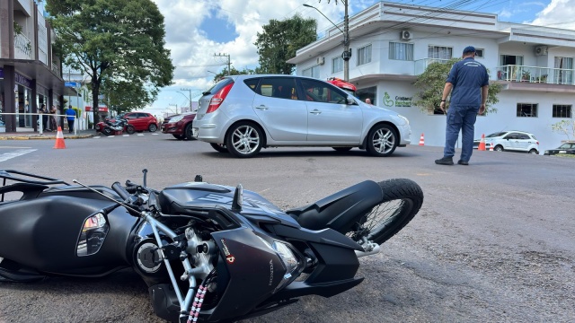 Colisão entre carro e moto deixa motociclista ferido e moradores solicitam melhorias no trânsito