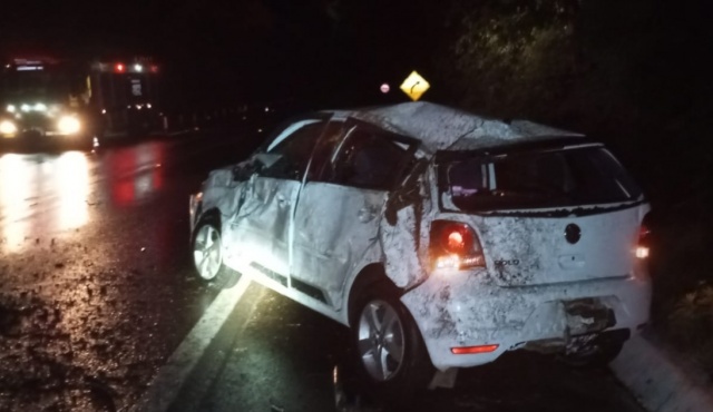 Capotamento na BR-282 deixa três pessoas feridas