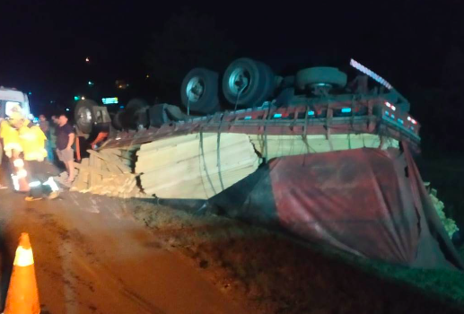 Motorista sai ileso de capotamento de caminhão na BR-282