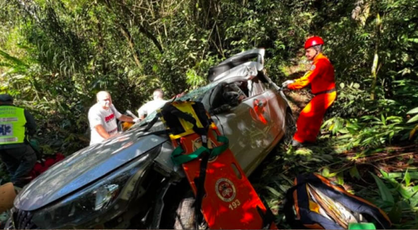 Carro com mãe e filha despenca de ribanceira de 20 metros e ambas sobrevivem em SC