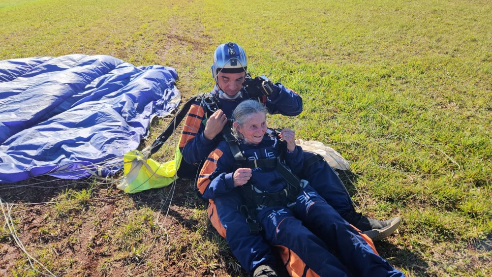 Aos 80 anos, idosa realiza sonho e salta de paraquedas