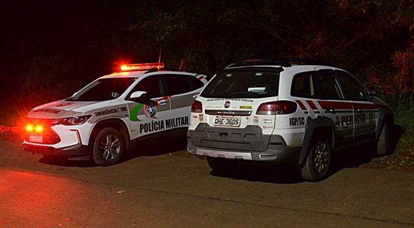 Mulher sai para ir à igreja e encontra homem pelado na porta de casa em SC