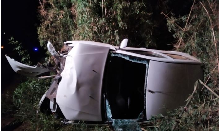 Casal fica ferido em saída de pista seguida de capotamento