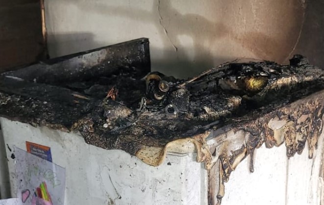 Velas acessas em cima de geladeira causam incêndio em cozinha