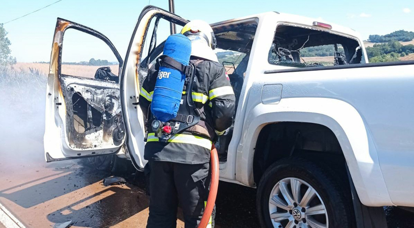 Veículo pega fogo na BR-163